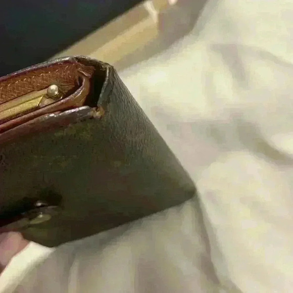 Louis Vuitton Kiss Lock Wallet - Picture 13 of 15